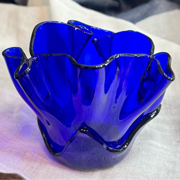 Hand-Blown Ultramarine Lotus Handkerchief Glass Vase - Picture 10 of 16